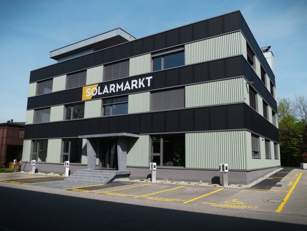 Solarmarkt saniert Firmensitz in Aarau und zeigt, was im Bestand möglich ist