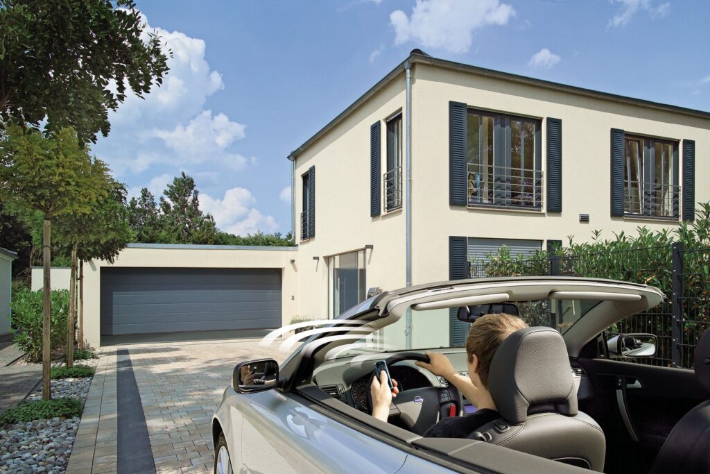 Hörmann Garagentorantrieb – bequeme Bedienung per Handsender.