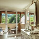 Marmorbad mit Balkon und Blick ins Grüne