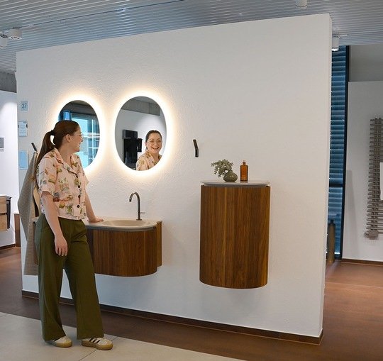 Harmonie-Oase: viel Holz und helle Farben setzen den Trend im Bad