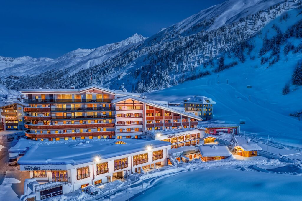 Hochfirst – The Luxury Mountain Resort in Obergurgl, direkt an der Piste im Schnee.